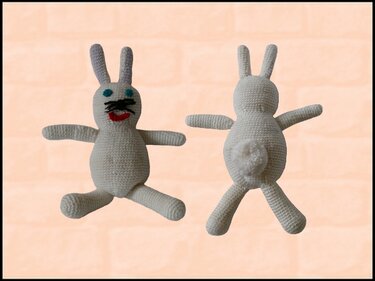 Zwei Ansichten eines weißen gehäkelten Amigurumi‑Hasen, Vorder- und Rückseite