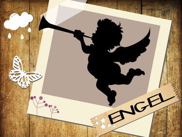 Schwarze Engelssilhouette mit Trompete in beigefarbenem Rahmen auf rustikalem Holz, mit Schmetterling und Wolke