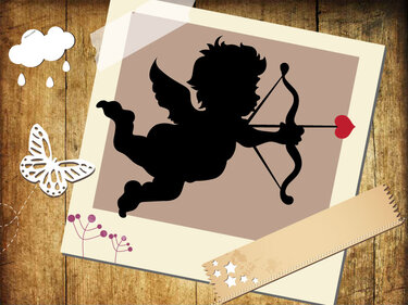 Romantische Amor-Silhouette mit Herzpfeil im Polaroidrahmen vor Holz