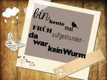 Quadratisches Plotmotiv mit gemischten Schriftarten, Vogel- und Schmetterling-Silhouetten sowie Tape-Element vor Holzuntergrund