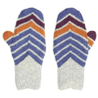 Zwei bunte, gestrickte Herrenfäustlinge mit Zickzackmuster auf weißem Hintergrund