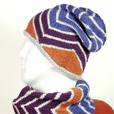 Beanie und Loopschal mit Chevron-Zackenmuster auf Schaufensterpuppe