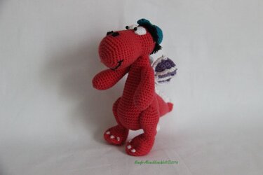 Roter Amigurumi-Drache stehend, Detailansicht von Körper, Flügeln und Füßen