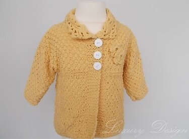 Hellgelbe gestrickte Kinderjacke mit Zierkragen und drei weißen Knöpfen auf Schaufensterpuppe