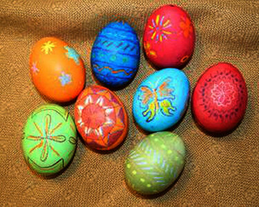 Bunte Ostereier mit Wachsmalstiften und Eierfarbe - Basteln