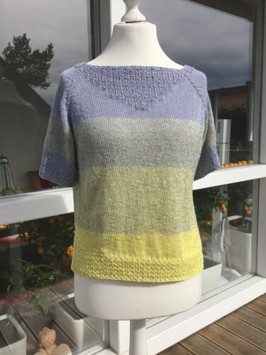 Gestrickter Damen-Kurzarmpullover hellblau und gelb auf Schaufensterpuppe