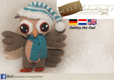 Gehäkelte Amigurumi-Eule mit gestreifter Mütze und türkisfarbenem Schal auf hellem, flauschigem Untergrund.