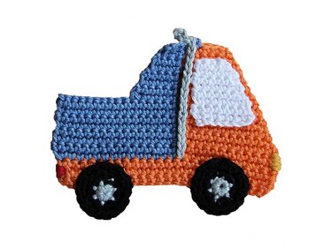 Gehäkelte Lkw-Applikation in Orange und Blau mit weißem Fenster und schwarzen Rädern mit sternförmigen Details