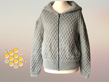 Hellgraue gestrickte Damen-Kapuzenjacke mit Reißverschluss und Wabenmuster auf einer Schaufensterpuppe.