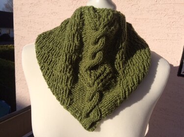 Olivgrüner gestrickter Kragenschal mit Zopfmuster auf Mannequin