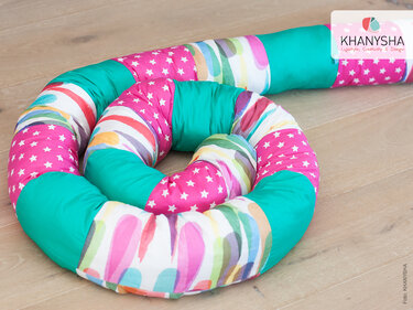 Langes Schlauchkissen aus Stoffstreifen in Türkis, Pink und Aquarellmustern