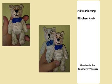 Nahaufnahme zweier handgehäkelter Bärchen Arvin in Beige mit blauen Schleifen