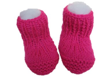 Zwei fuchsiafarbene, gestrickte Babyschuhe mit Rippenbündchen