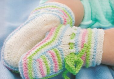 Strickanleitung Schühchen „Ringelreihen in Pastell“ für kleine Füße