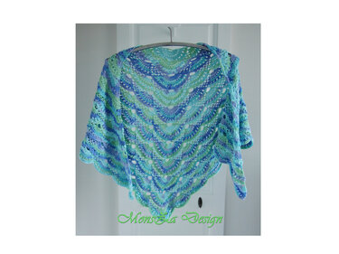 Gehäkeltes blau-grünes Dreieckstuch mit Wellenmuster und Zackenrand auf Bügel