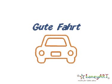 Orangefarbener Auto-Umriss-Stick mit blauem Schriftzug Gute Fahrt auf weißem Hintergrund