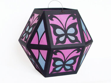 Schwarze, rosa und hellblaue Papierlaterne mit Schmetterlingsmotiven und Drahtbügel