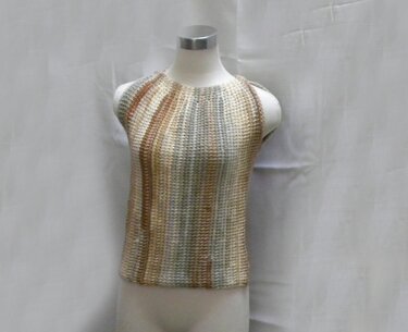 Gehäkeltes ärmelloses Damen-Top in Creme-, Beige- und Grautönen auf Schaufensterpuppe