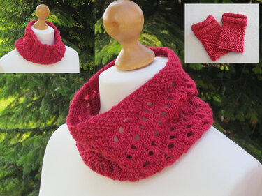 Beerenroter, handgestrickter Loop-Schal mit Lochmuster und passende Pulswärmer auf einer Schneiderpuppe