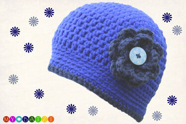 Gehäkelte blaue Beanie mit dunkelblauer Blume und Knopf