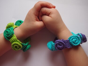 Rose bracelet crochet pattern