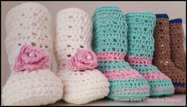 Gehäkelte Babyschuhe in Weiß, Mint und Braun mit rosa Blütenapplikationen und blauen Randdetails