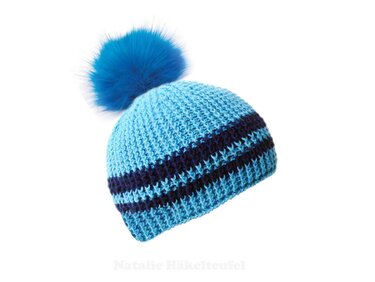 Hellblaue gehäkelte Beanie mit dunkelblauen Querstreifen und blauem Bommel