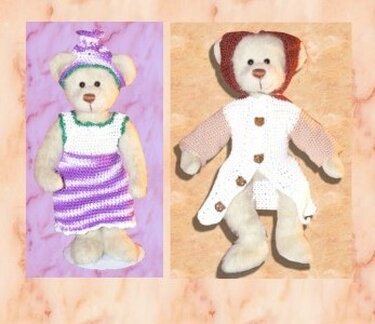 Zwei Stoffbären in gehäkelten Outfits: gestreiftes Kleid mit Mütze und weiße Jacke mit Kapuze.