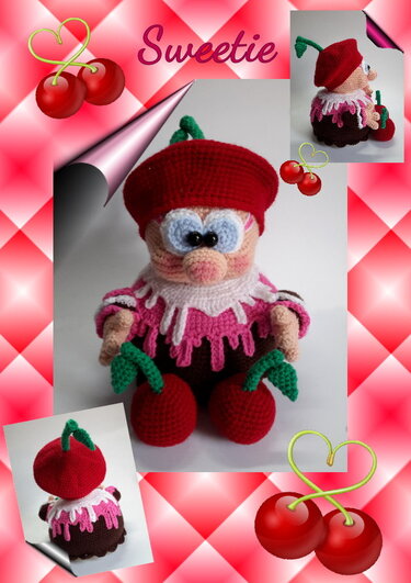 Gehäkelter Amigurumi-Wichtel mit roter Kirschmütze, pinker Glasur und Kirschen als Füßen.