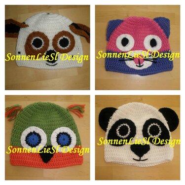 Vier gehäkelte Kindermützen für Kinder mit Tiergesichtern (Hund, Katze, Eule, Panda) auf hellem Hintergrund.