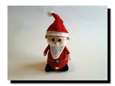 Gehäkelter Amigurumi-Weihnachtsmann in Rot und Weiß mit Zipfelmütze und weißem Bart