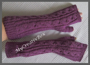 lila gestrickte fingerlose Armstulpen mit Zopfmuster, lang