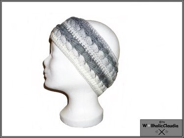 Gehäkeltes Stirnband in Grau und Weiß mit Zopf- und Noppenmuster auf Mannequin-Kopf