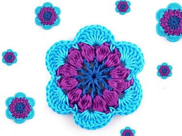 Gehäkelte sechsblättrige Blume in Türkis und Violett als Applikation