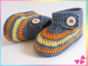 Gehäkelte Babyschuhe grau mit gelb-orangen Streifen und Knopfverschluss