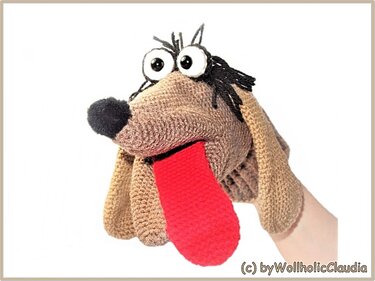 Gehäkelte braune Hund-Handpuppe mit langer roter Zunge und großen Kulleraugen