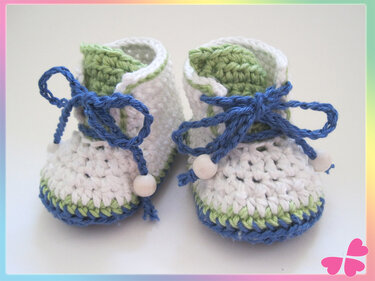Gehäkelte Babyschuhe mit blauer Kordel und Holzperlen, weiß-grün-blau