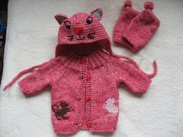 Rosa gestricktes Baby-Set mit Katzenmütze, Jäckchen und Fäustlingen