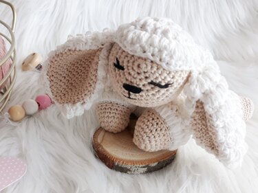 Schmuselamm Jeschua- Häkelanleitung Amigurumi von Wolldiamant
