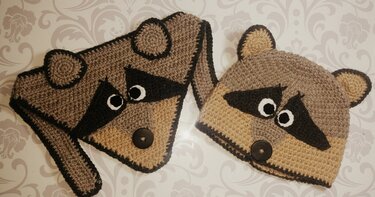 Gehäkelte Waschbär-Mütze mit Ohren und passender Schal mit Knopf, beige und braun
