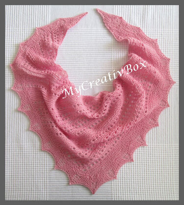 Gestricktes Dreieckstuch mit Ajourreihen und gezacktem Rand in Rosa