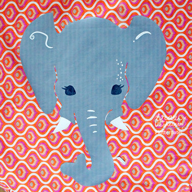 Grauer Elefantenkopf vor lebhaftem orange-rosa geometrischem Hintergrund