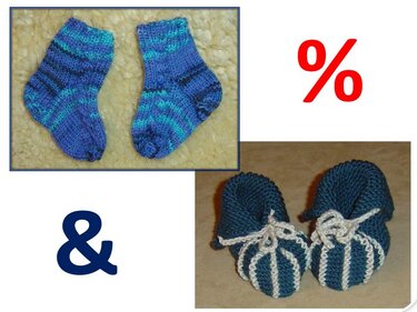 Ein Paar gestreifter Babysocken in Blau-Türkis und ein Paar blaue Babyschühchen mit weißen Streifen und Bändchen.