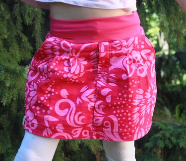 Kurzer Mädchenrock mit Gummibund, seitlichen Eingrifftaschen und floralem Muster