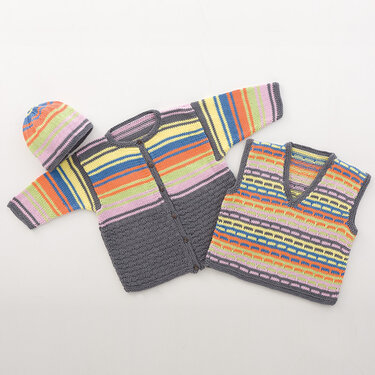 Gestricktes Baby- und Kinder-Set mit gestreifter Jacke, Weste und Mütze auf weißem Hintergrund