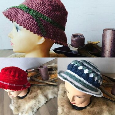Drei gehäkelte Damen-Cloche-Mützen auf Schaufensterpuppen in Mauve, Rot und Blau-Weiß-Grün