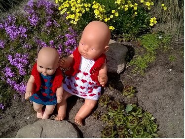 Herzchenkleid  für Puppe Größe 42 cm (Größe 30 in Klammern) - Häkeln