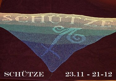Dreieckiges gehäkeltes Tuch mit blau-türkisem Farbverlauf, Schriftzug ‚SCHÜTZE‘ und Sternzeichen-Symbol
