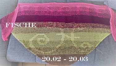 Dreieckiges gehäkeltes Tuch mit Fische‑Motiv und Farbverlauf