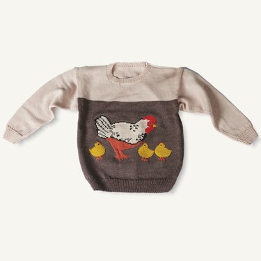 Beiger und brauner gestrickter Kinderpullover mit eingestrickter Henne und drei gelben Küken